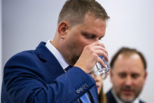 Minister zdravotn&iacute;ctva za Hlas Kamil &Scaron;a&scaron;ko sa popon&aacute;hľal ozn&aacute;miť, že v dohľadnom čase sa k nočn&eacute;mu režimu vr&aacute;tia aspoň v Bratislave a Ko&scaron;iciach. FOTO: TASR/Jakub Kotian