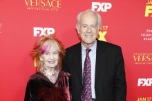 Shelley Fabaresov&aacute; a jej dlhoročn&yacute; partner, herec Mike Farrel, zn&aacute;my zo seri&aacute;lu MASH*. FOTO: Dreamstime