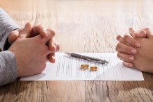 Dedenie patr&iacute; medzi z&aacute;konn&eacute; v&yacute;nimky z bezpodielov&eacute;ho spoluvlastn&iacute;ctva manželov. FOTO: Dreamstime
