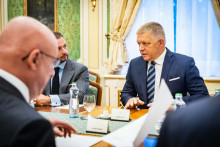 Na &Uacute;rade vl&aacute;dy prebehlo v pondelok stretnutie ohľadom pr&iacute;pravy at&oacute;mky v Jaslovsk&yacute;ch Bohuniciach. FOTO: Facebook/Robert Fico