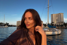 Alexandra žije v Miami.
