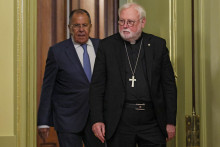 Vatik&aacute;nsky sekret&aacute;r pre vzťahy so &scaron;t&aacute;tmi (de facto minister zahraničn&yacute;ch vec&iacute;) Paul Richard Gallagher (vpravo) a rusk&yacute; minister zahraničn&yacute;ch vec&iacute; Sergej Lavrov (vľavo) prich&aacute;dzaj&uacute; na spoločn&uacute; tlačov&uacute; konferenciu v Moskve. FOTO: TASR/AP