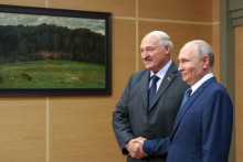 Rusk&yacute; prezident Vladimir Putin (vpravo) a jeho bielorusk&yacute; n&aacute;protivok Alexander Luka&scaron;enko sa stretli v Moskve. FOTO: TASR/AP