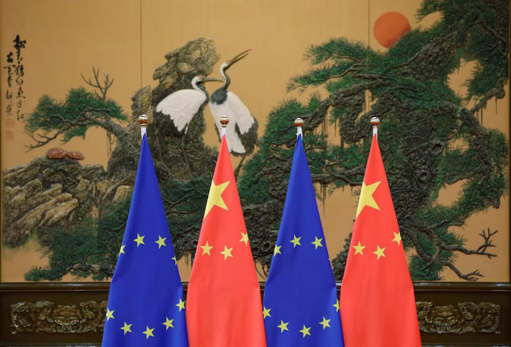 Euronews pripomenul, že Peking a Brusel sa dostali do sporu po tom, ako Č&iacute;na zak&aacute;zala svojim spoločnostiam spolupracovať s Eur&oacute;pskou komisiou v jej antitrustov&yacute;ch vy&scaron;etrovaniach. FOTO: Reuters