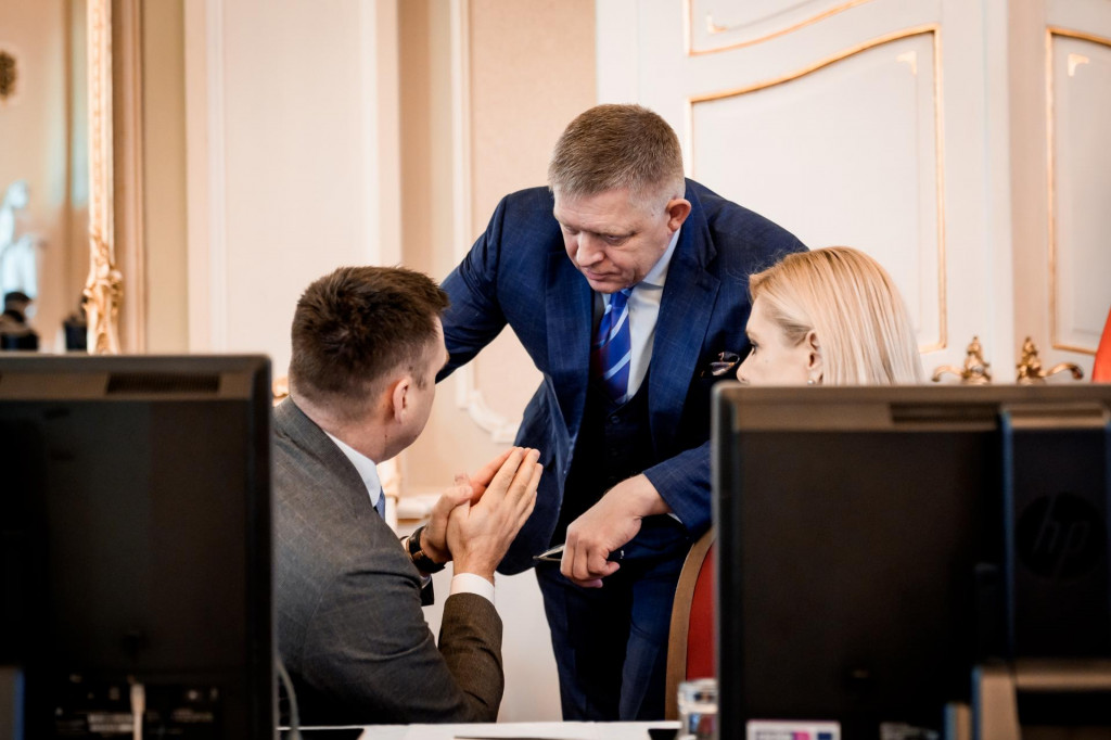 Vl&aacute;da mus&iacute; podľa &Uacute;radu vl&aacute;dy re&scaron;pektovať z&aacute;v&auml;zky Slovenskej republiky vypl&yacute;vaj&uacute;ce z Pl&aacute;nu obnovy a odolnosti Slovenskej republiky, ako ich prijala prech&aacute;dzaj&uacute;ca vl&aacute;da v rokoch 2022 - 2023, a form&aacute;lne ich spln&iacute;. FOTO: &Uacute;rad vl&aacute;dy