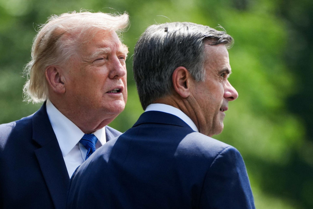 Americk&yacute; prezident Donald Trump a John Ratcliffe, riaditeľ &Uacute;strednej spravodajskej služby (CIA). FOTO: Reuters