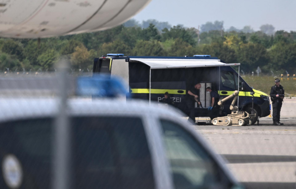 Policajn&iacute; kriminalisti sa pripravuj&uacute; na nasadenie robota na likvid&aacute;ciu v&yacute;bu&scaron;n&iacute;n v bl&iacute;zkosti ukrajinsk&eacute;ho lietadla na Letisku Lipsko/Halle (5. augusta 2026). FOTO: TASR/AP