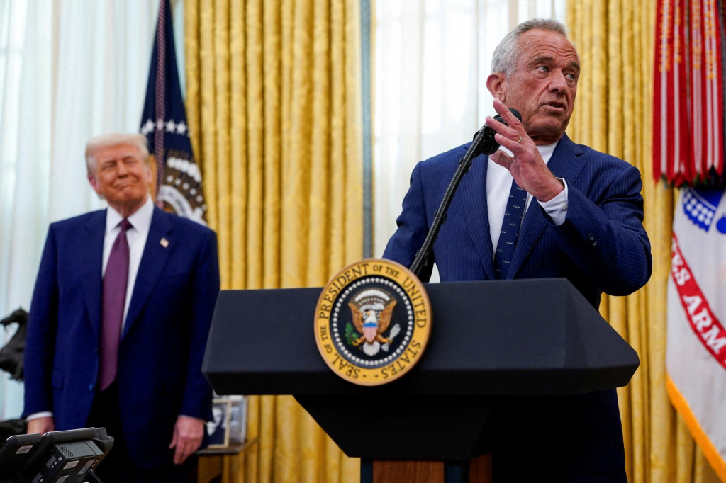 Americk&yacute; minister zdravotn&iacute;ctva Robert F. Kennedy Jr. odpor&uacute;čil rodičom, aby dali zaočkovať svoje deti proti os&yacute;pkam a ďal&scaron;&iacute;m v&iacute;rusom. FOTO: Reuters