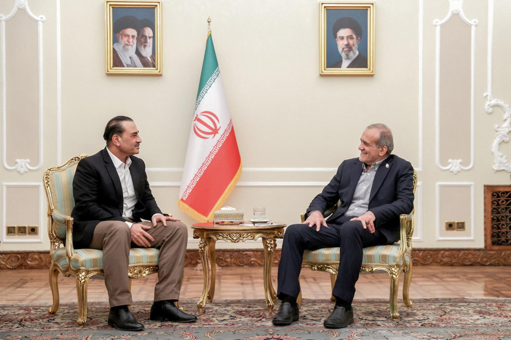 Ir&aacute;nsky prezident Mas&uacute;d Peze&scaron;kj&aacute;n sa stretol s n&aacute;čeln&iacute;kom pakistansk&yacute;ch obrann&yacute;ch s&iacute;l, poľn&yacute;m mar&scaron;alom Asimom Munirom, v Teher&aacute;ne. FOTO: Reuters/Webov&aacute; str&aacute;nka ir&aacute;nskeho prezidenta/WANA