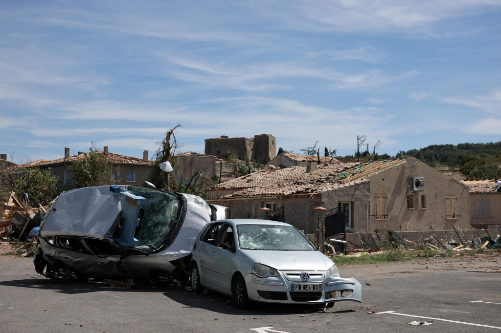 Po&scaron;koden&eacute; domy a aut&aacute; deň po tom, čo torn&aacute;do zasiahlo franc&uacute;zsku dedinu Pomas. FOTO: Reuters
