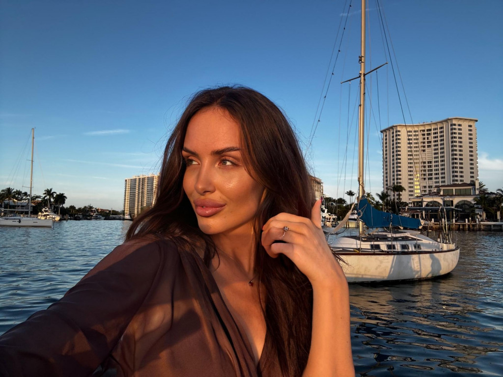 Alexandra žije v Miami.