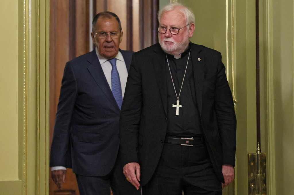 Vatik&aacute;nsky sekret&aacute;r pre vzťahy so &scaron;t&aacute;tmi (de facto minister zahraničn&yacute;ch vec&iacute;) Paul Richard Gallagher (vpravo) a rusk&yacute; minister zahraničn&yacute;ch vec&iacute; Sergej Lavrov (vľavo) prich&aacute;dzaj&uacute; na spoločn&uacute; tlačov&uacute; konferenciu v Moskve. FOTO: TASR/AP