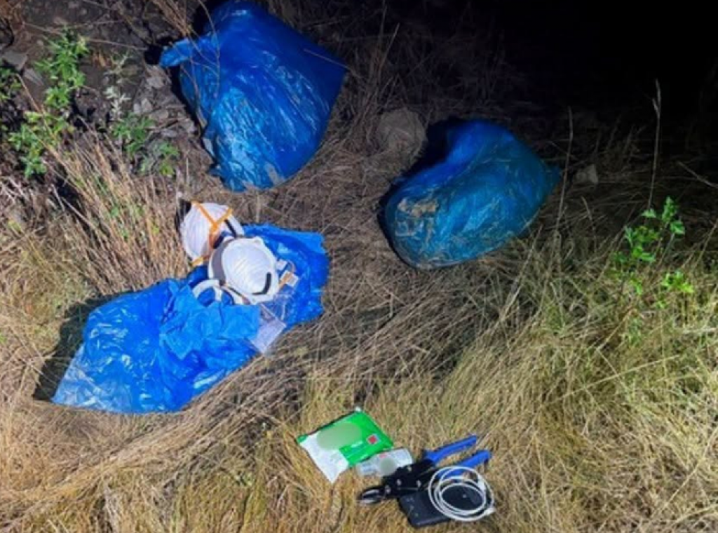 Pr&iacute;slu&scaron;n&iacute;ci protizločineckej jednotky &Uacute;radu boja proti organizovanej kriminalite Prez&iacute;dia Policajn&eacute;ho zboru prekazili pripravovan&yacute; podpaľačsk&yacute; &uacute;tok na v&yacute;robn&yacute; z&aacute;vod na v&yacute;chodnom Slovensku. FOTO: Facebook pol&iacute;cie SR