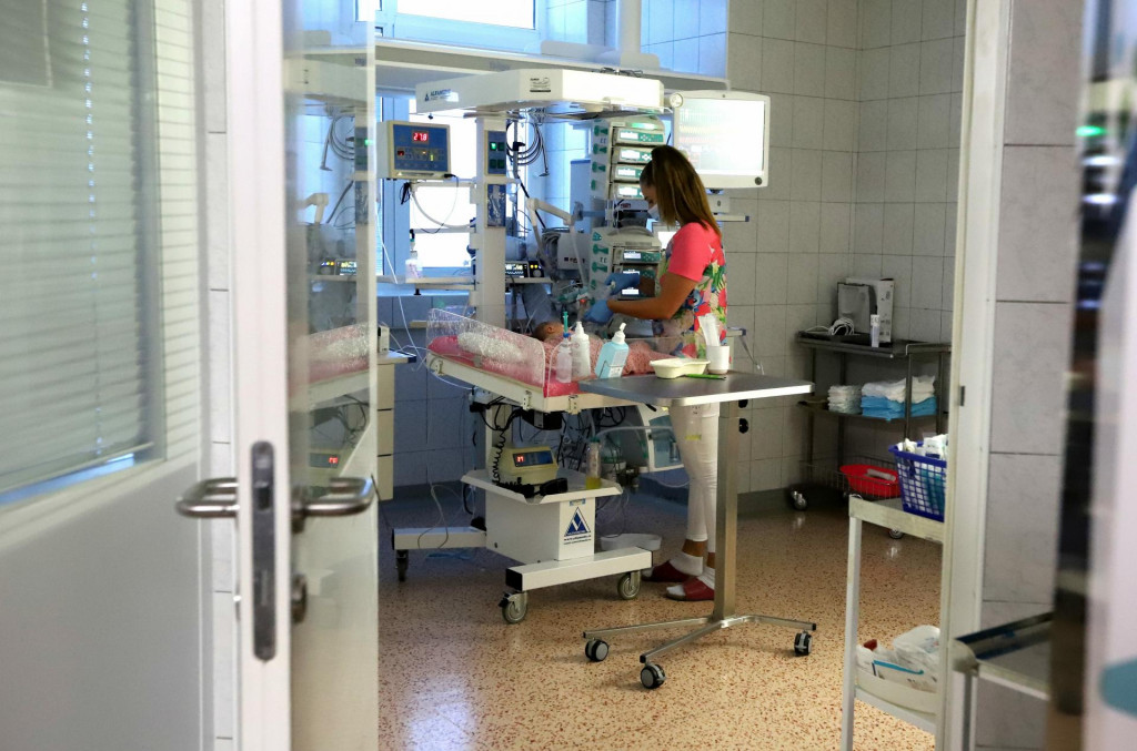 Na sn&iacute;mke zdravotn&aacute; sestra v zrekon&scaron;truovan&yacute;ch priestoroch Detskej fakultnej nemocnice s poliklinikou v Banskej Bystrici. FOTO: TASR/J. Kro&scaron;l&aacute;k