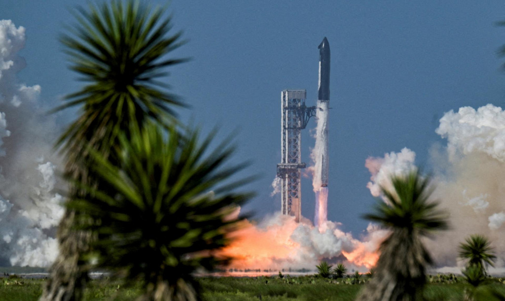 SpaceX ďalej uviedla, že vďaka projektu v regi&oacute;ne vznikne viac ako tritis&iacute;c nov&yacute;ch pracovn&yacute;ch miest. FOTO: Reuters