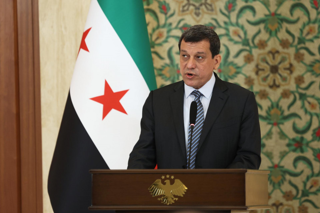 Veliteľ Kurdmi veden&yacute;ch S&yacute;rskych demokratick&yacute;ch s&iacute;l (SDF) Mazl&uacute;m Abd&iacute; reaguje na tlačovej konferencii v damasku v utorok 25. augusta 2026. FOTO: TASR/AP