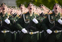 Rusk&iacute; vojaci pochoduj&uacute; počas vojenskej prehliadky ku Dňu v&iacute;ťazstva v Moskve. FOTO: TASR/AP
