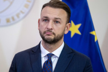 Predseda Hlasu Mat&uacute;&scaron; &Scaron;utaj E&scaron;tok odmieta, že by funkcia pre Marcelu Martonov&uacute; s&uacute;visela s t&yacute;m, že jej manžel vy&scaron;etruje pr&iacute;pad, v ktorom figuruje. FOTO: TASR/Jakub Kotian