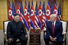 Donald Trump sa počas svojho prv&eacute;ho funkčn&eacute;ho obdobia stretol s Kim Čong-unom dovedna trikr&aacute;t. FOTO: Reuters