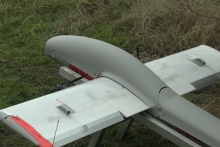 Rusk&yacute; &uacute;točn&yacute; dron Molnija-2 nasaden&yacute; jednotkou 80. arktickej motostreleckej brig&aacute;dy. Z&aacute;ber poch&aacute;dza z febru&aacute;ra 2025 z Chersonskej oblasti. FOTO: Mil.ru/Wikimedia Commons, CC BY 4.0