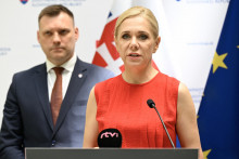 Enviro&scaron;&eacute;f Tom&aacute;&scaron; Taraba a ministerka hospod&aacute;rstva Denisa Sakov&aacute;. FOTO: TASR/P. Neubauer