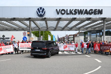 Auto značky VW s predsedom predstavenstva Oliverom Blumeom prech&aacute;dza br&aacute;nou z&aacute;vodu popri zamestnancoch z&aacute;vodu Volkswagen v nemeckom Zwickau. FOTO: TASR/DPA