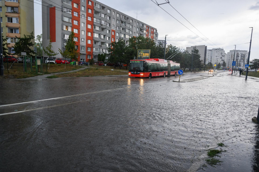 N&aacute;sledky silnej b&uacute;rky a zatopen&aacute; Vrakunsk&aacute; ulica v mestskej časti Podunajsk&eacute; Biskupice v Bratislave. FOTO: TASR/Jaroslav Nov&aacute;k