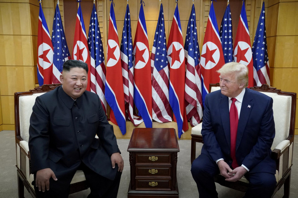 Donald Trump sa počas svojho prv&eacute;ho funkčn&eacute;ho obdobia stretol s Kim Čong-unom dovedna trikr&aacute;t. FOTO: Reuters
