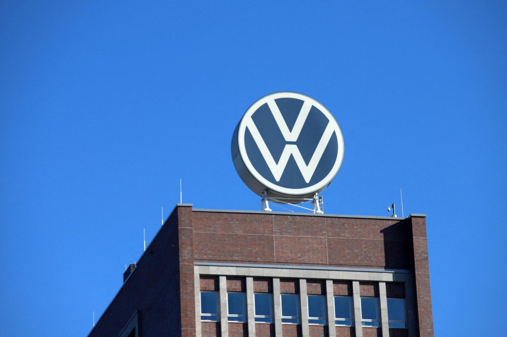 Na sn&iacute;mke logo nemeckej automobilky Volkswagen v centr&aacute;le VW vo Wolfsburgu. FOTO: TASR/DPA