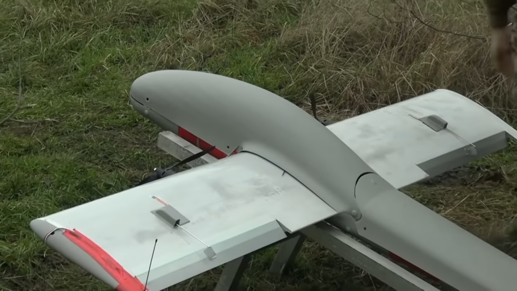 Rusk&yacute; &uacute;točn&yacute; dron Molnija-2 nasaden&yacute; jednotkou 80. arktickej motostreleckej brig&aacute;dy. Z&aacute;ber poch&aacute;dza z febru&aacute;ra 2025 z Chersonskej oblasti. FOTO: Mil.ru/Wikimedia Commons, CC BY 4.0