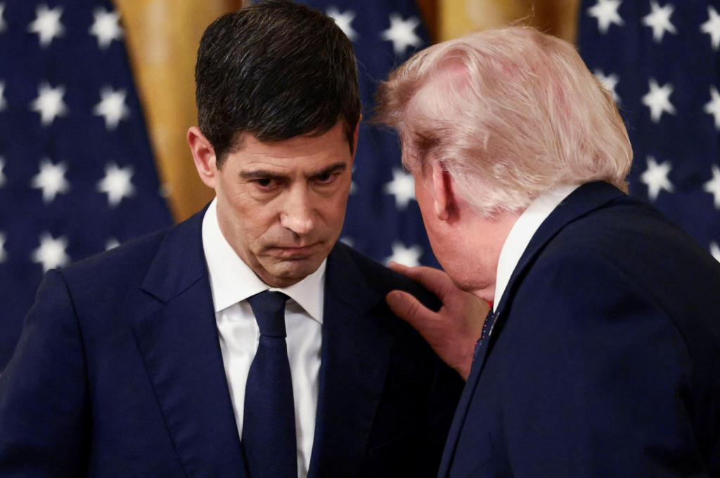 Americk&yacute; prezident Donald Trump sa rozpr&aacute;va s nov&yacute;m predsedom Feder&aacute;lneho rezervn&eacute;ho syst&eacute;mu Kevinom Warshom. FOTO: Reuters