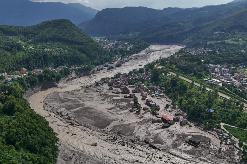 Na leteckej sn&iacute;mke po&scaron;koden&eacute; domy po lok&aacute;lnych pr&iacute;valov&yacute;ch povodniach neďaleko rieky Trishuli v okrese Nuwakot v Nep&aacute;le v stredu 26. augusta 2026. FOTO: TASR/AP