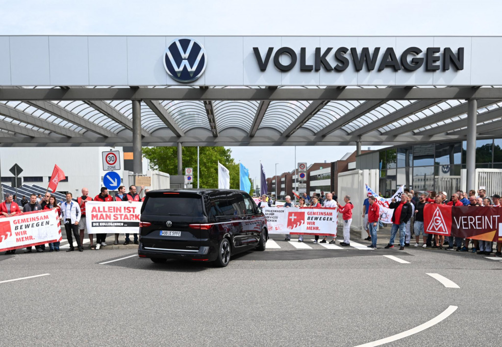 Auto značky VW s predsedom predstavenstva Oliverom Blumeom prech&aacute;dza br&aacute;nou z&aacute;vodu popri zamestnancoch z&aacute;vodu Volkswagen v nemeckom Zwickau. FOTO: TASR/DPA