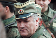 Bosnianskosrbsk&yacute; vojnov&yacute; zločinec Ratko Mladić (13. apr&iacute;la 1993). FOTO: Reuters