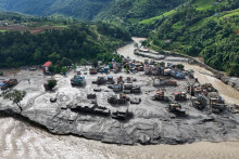 Pr&iacute;valov&eacute; povodne a &bdquo;katastrof&aacute;lne&ldquo; n&aacute;sledky v oblastiach po pr&uacute;de riek v Nep&aacute;le a Tibete sp&ocirc;sobil kolaps ľadovca, ktor&yacute; vyvolal aj seizmick&uacute; aktivitu. FOTO: Reuters