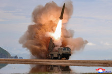 Raketomet odpaľovaj&uacute;ci mun&iacute;ciu počas testov v Severnej K&oacute;rei. FOTO: Reuters/KCNA