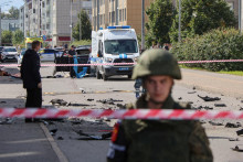Vy&scaron;etrovatelia pracuj&uacute; na mieste v&yacute;buchu auta v Petrohrade. FOTO: Reuters