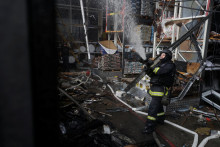 Hasiči pracuj&uacute; na mieste rusk&eacute;ho &uacute;toku v Charkove. FOTO: Reuters