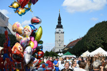 Tradičn&yacute; trnavsk&yacute; jarmok na hlavnej ulici. FOTO: TASR/Luk&aacute;&scaron; Grinaj