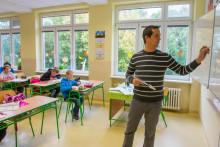Učiteľ Michal M&aacute;lik počas hodiny v z&aacute;kladnej &scaron;kole s materskou &scaron;kolou v Budmericiach. FOTO: TASR/M. Sv&iacute;tok