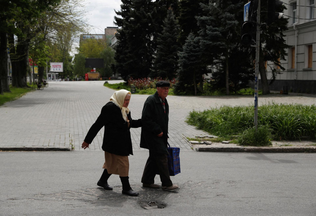 Ľudia v Chersone. FOTO: Reuters