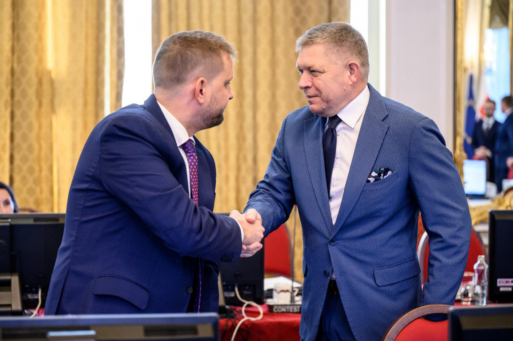 Rokovanie ministrov na &Uacute;rade vl&aacute;dy, minister Kamil &Scaron;a&scaron;ko a premi&eacute;r Robert Fico FOTO: &uacute;rad vl&aacute;dy