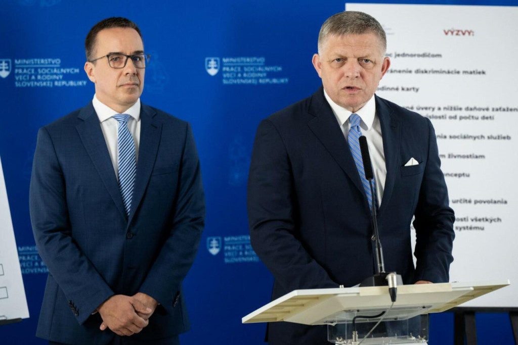 Zľava minister pr&aacute;ce, soci&aacute;lnych vec&iacute; a rodiny Erik Tom&aacute;&scaron; a predseda vl&aacute;dy Robert Fico. FOTO: TASR/J. Kotian