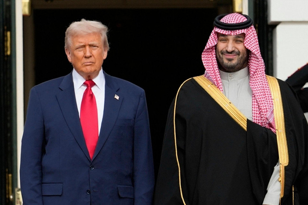 Americk&yacute; prezident Donald Trump (vľavo) a saudskarabsk&yacute; princ Muhammad bin Salm&aacute;n počas stretnutia v Bielom dome vo Washingtone. FOTO: TASR/AP