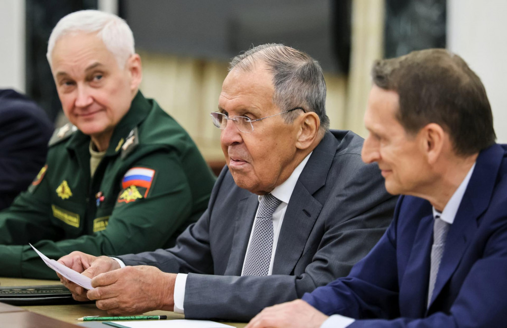 Zľava rusk&yacute; minister obrany Andrej Belousov, rusk&yacute; minister zahraničn&yacute;ch vec&iacute; Sergej Lavrov a riaditeľ ruskej Služby zahraničnej rozviedky (SVR) Sergej Nary&scaron;kin. FOTO: TASR/AP