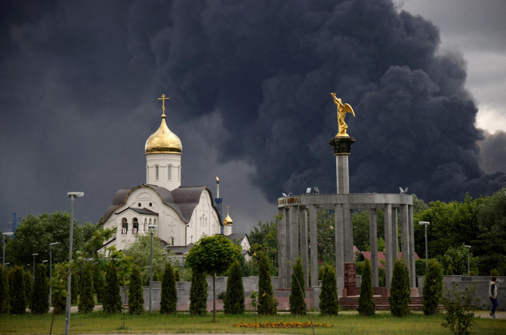 Dym st&uacute;pa z ropnej rafin&eacute;rie po &uacute;toku ukrajinsk&eacute;ho dronu v Moskve (18. j&uacute;na 2026). FOTO: Reuters