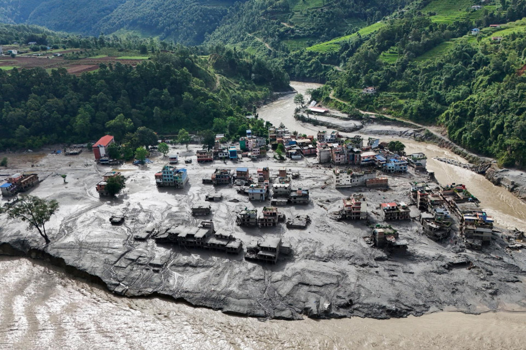 Pr&iacute;valov&eacute; povodne a &bdquo;katastrof&aacute;lne&ldquo; n&aacute;sledky v oblastiach po pr&uacute;de riek v Nep&aacute;le a Tibete sp&ocirc;sobil kolaps ľadovca, ktor&yacute; vyvolal aj seizmick&uacute; aktivitu. FOTO: Reuters