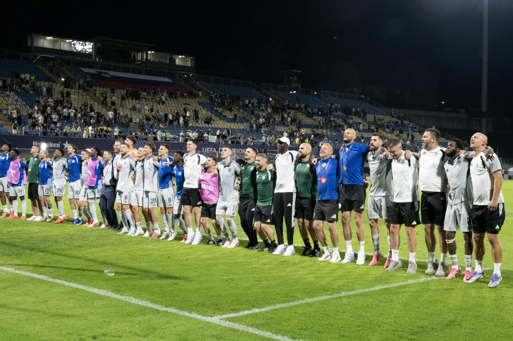 Hr&aacute;či &Scaron;K Slovan Bratislava a realizačn&yacute; t&iacute;m sa te&scaron;ia z v&iacute;ťazstva po odvetnom stretnut&iacute; play off Ligy majstrov vo futbale NK Celje - &Scaron;K Slovan Bratislava v slovinskom Celje v stredu 26. augusta 2026. FOTO TASR/Pavel Neubauer