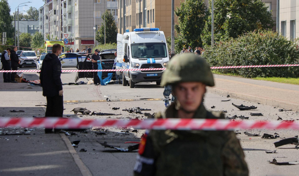 Vy&scaron;etrovatelia pracuj&uacute; na mieste v&yacute;buchu auta v Petrohrade. FOTO: Reuters