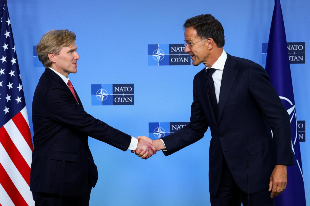 &Scaron;&eacute;f politiky Pentag&oacute;nu Elbridge Colby si pod&aacute;va ruku s gener&aacute;lnym tajomn&iacute;kom NATO Markom Ruttem. FOTO: Reuters